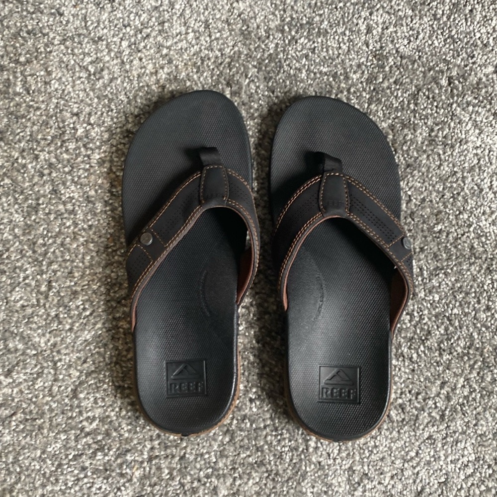 Reef men’s cushion lux flip flops. Size 8